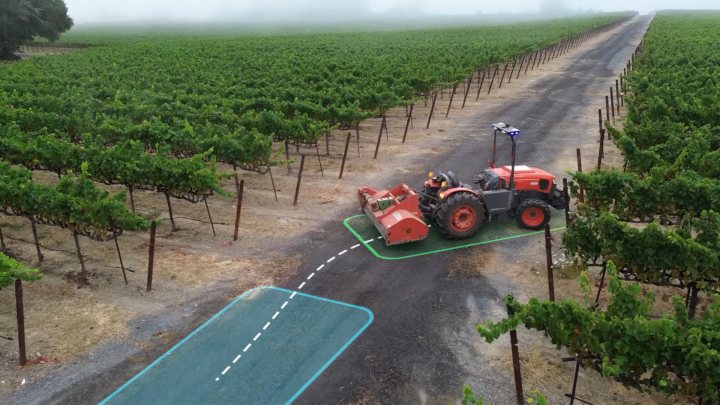 Tracteur agricole autonome Agtonomy effectuant une manœuvre en bout de rang