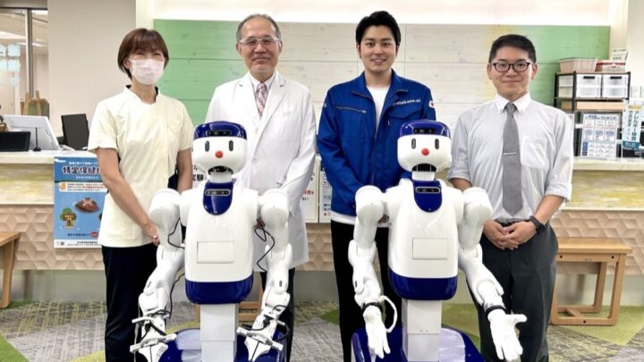 Deux robots humanoïdes D1 avec l’équipe de l’hôpital Juko Osu à Nagoya