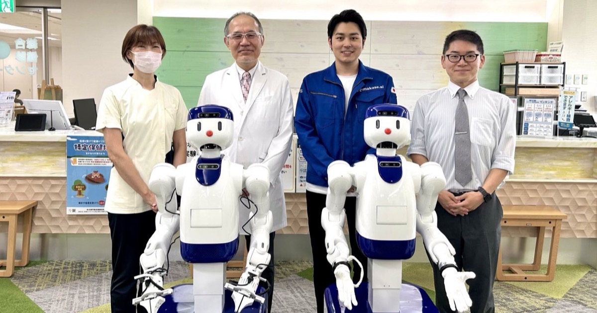 Deux robots humanoïdes D1 avec l’équipe de l’hôpital Juko Osu à Nagoya