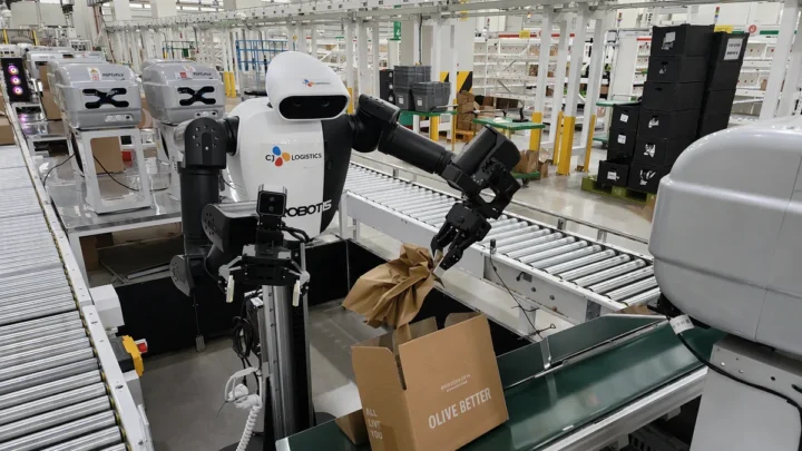 Robot humanoïde à deux bras plaçant du papier de calage dans un colis chez CJ Logistics