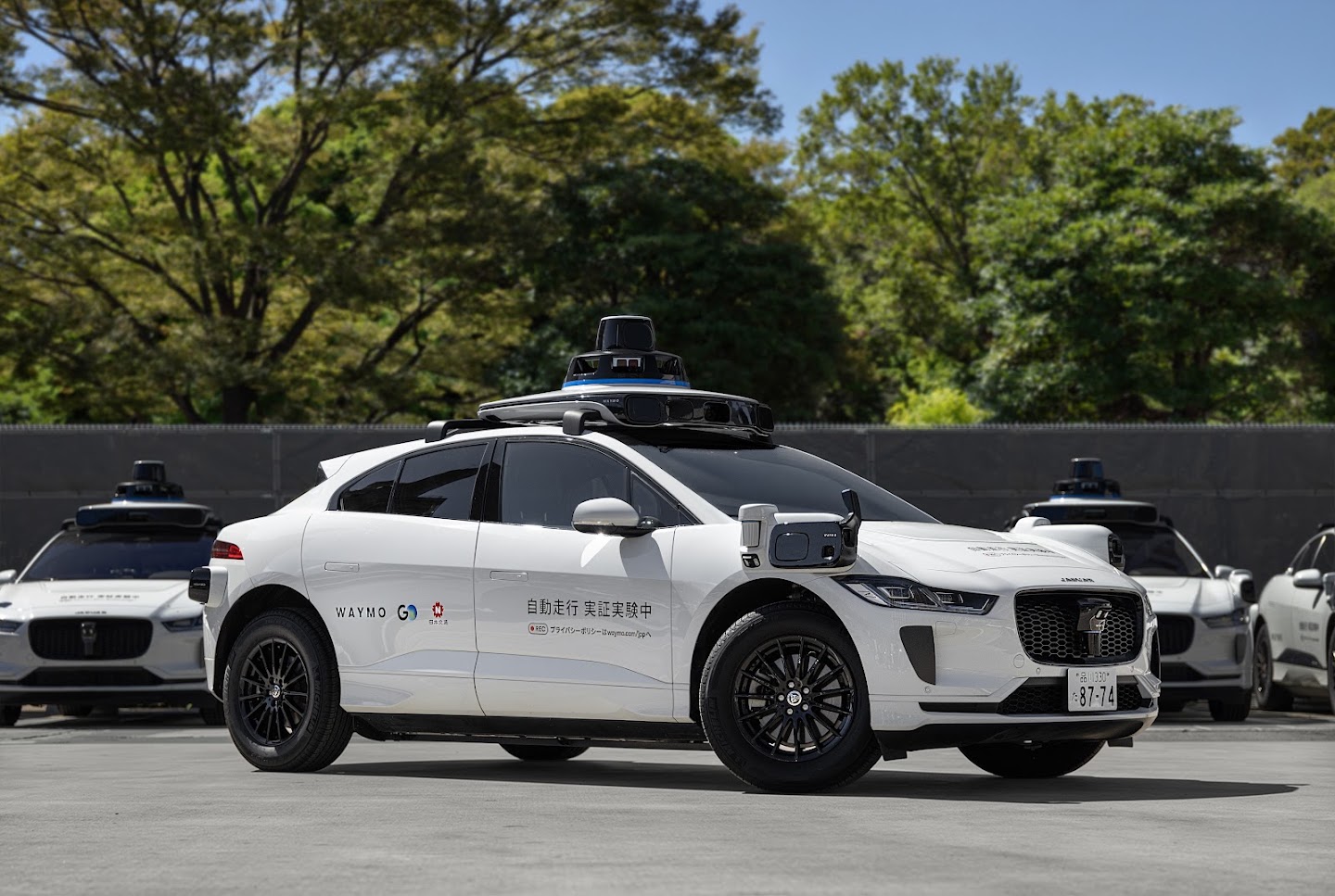 Robotaxi Waymo circulant dans une rue de Tokyo