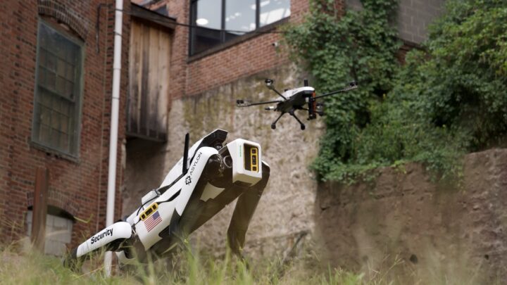 Drone et robot quadrupède Asylon déployés pour une patrouille de sécurité