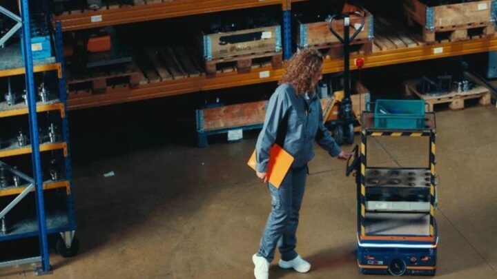 Le robot mobile ROC-E dans l’usine MECAPREC à Lavelanet