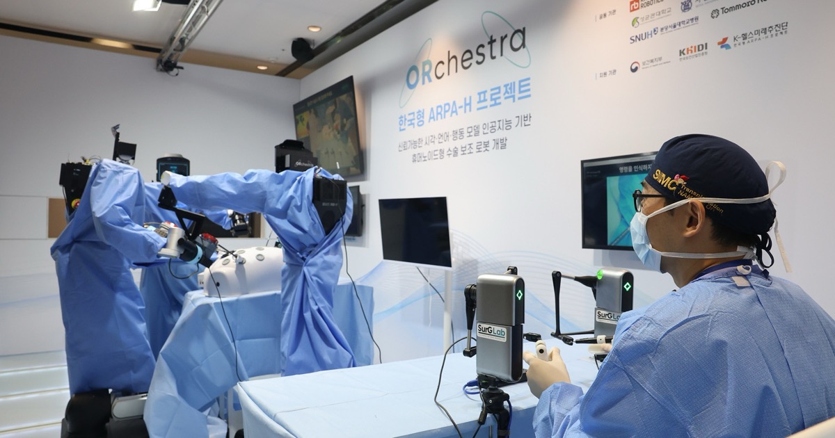 Deux robots humanoïdes assistent un chirurgien pendant une opération simulée à Samsung Medical Center