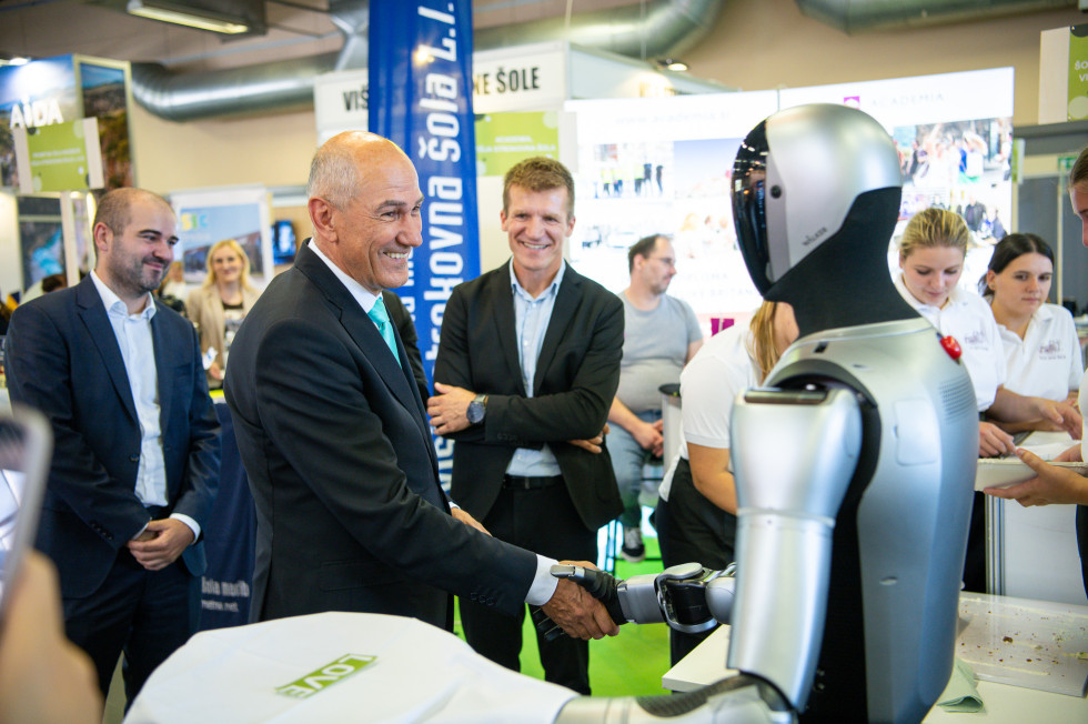 Humanoïde UBTECH Walker C1 présenté à la foire MOS en Slovénie
