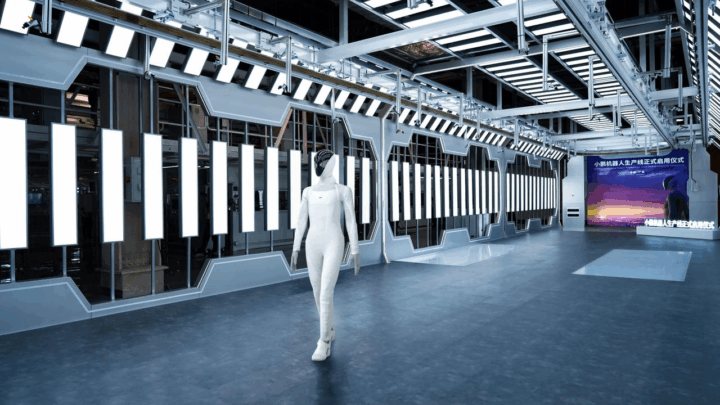 Le robot humanoïde XPENG IRON sur sa nouvelle ligne de production à Guangzhou