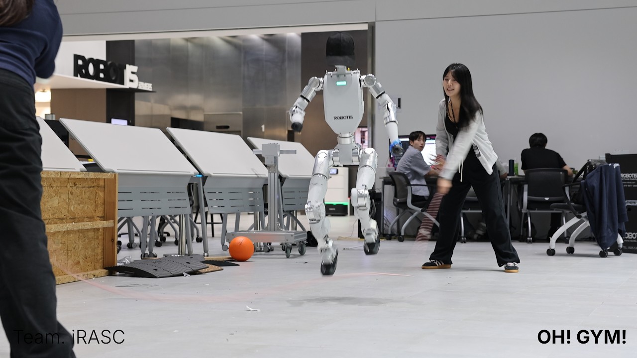 L’humanoïde AI Sapiens K1 pendant une démonstration du projet OH! GYM!