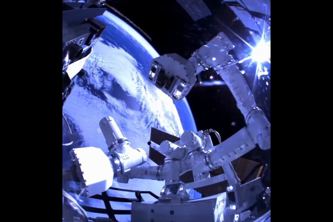 Système robotique S2 de GITAI installé à l’extérieur de la Station spatiale internationale