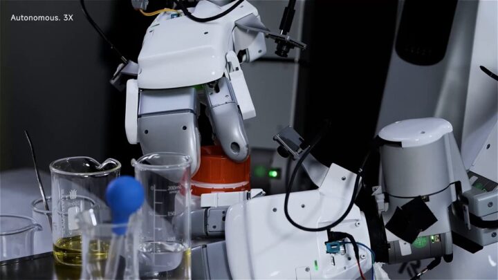 Main robotique TwinDEX manipulant du matériel de laboratoire