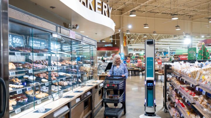 Robot d’inventaire Tally de Simbe circulant dans un rayon de magasin