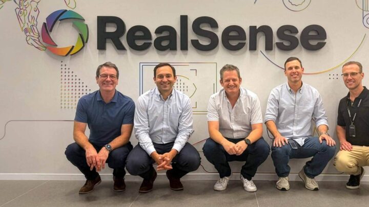 Caméra de profondeur RealSense devant les identités visuelles de RealSense et Cognex