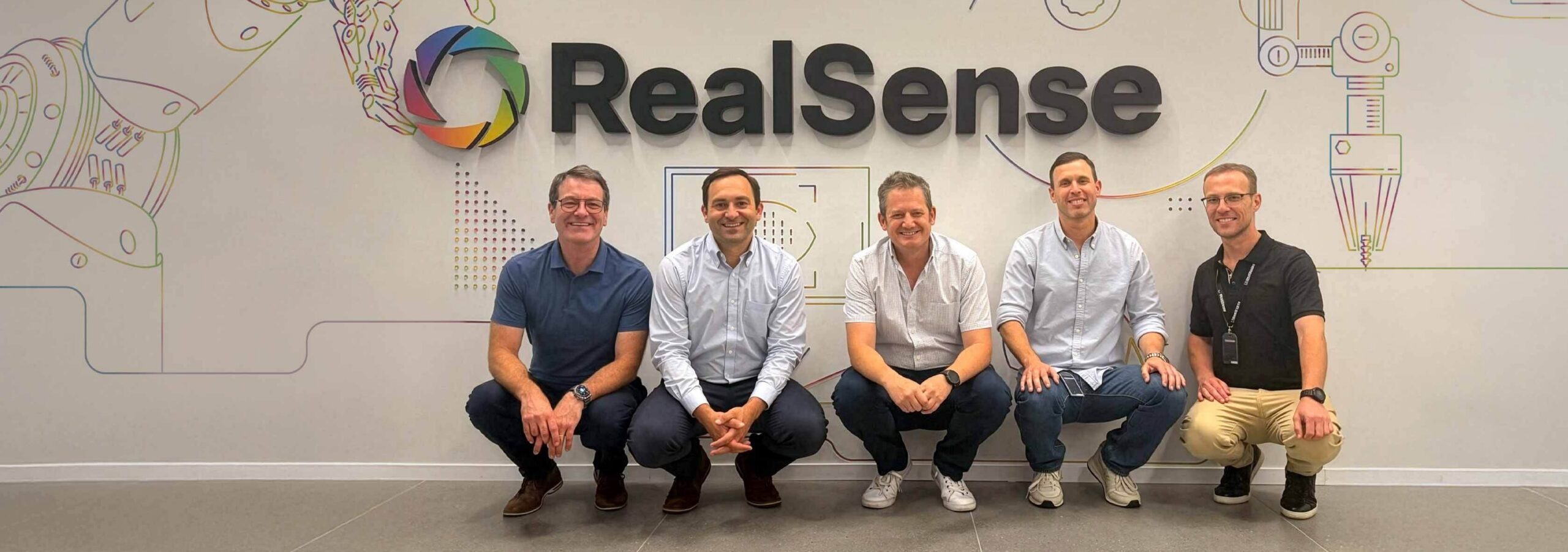 Caméra de profondeur RealSense devant les identités visuelles de RealSense et Cognex