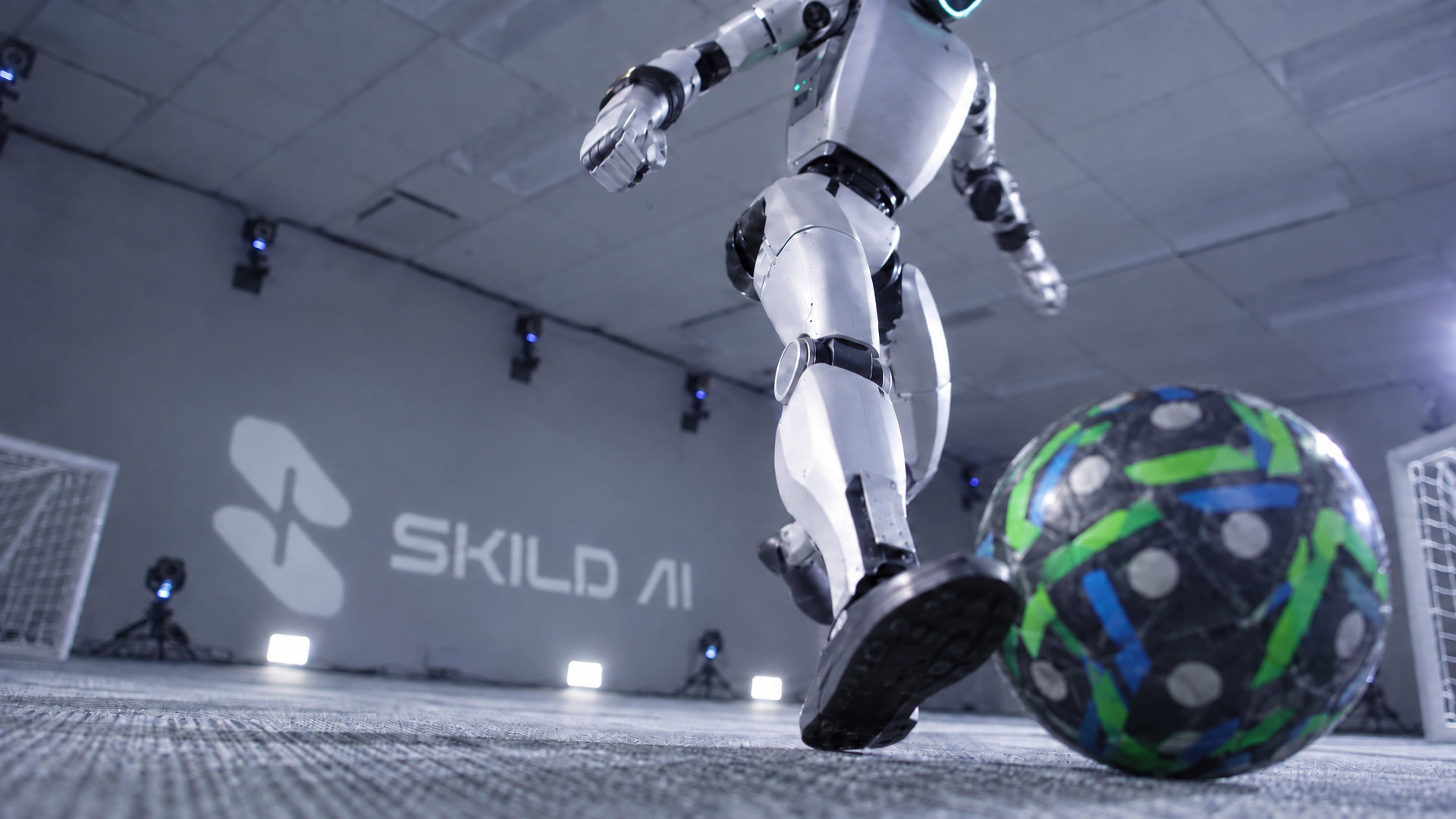 Robot de Skild AI jouant au football après un entraînement en self-play
