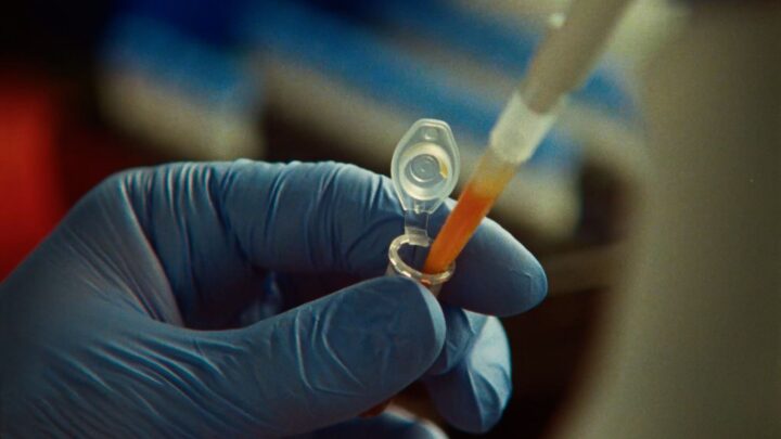 Scientifique manipulant un échantillon dans le laboratoire de sciences de la vie d’Anthropic