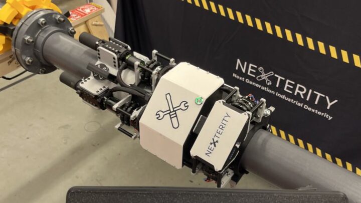 Robot Nexterity fixé autour d’une bride de tuyauterie industrielle