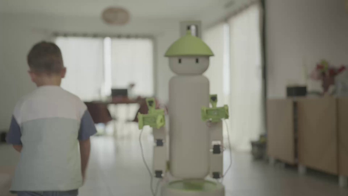Robot domestique Flourish One à deux bras présenté dans un logement