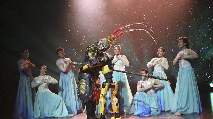 Robots humanoïdes AGIBOT alignés sur la scène de Resorts World Genting en Malaisie