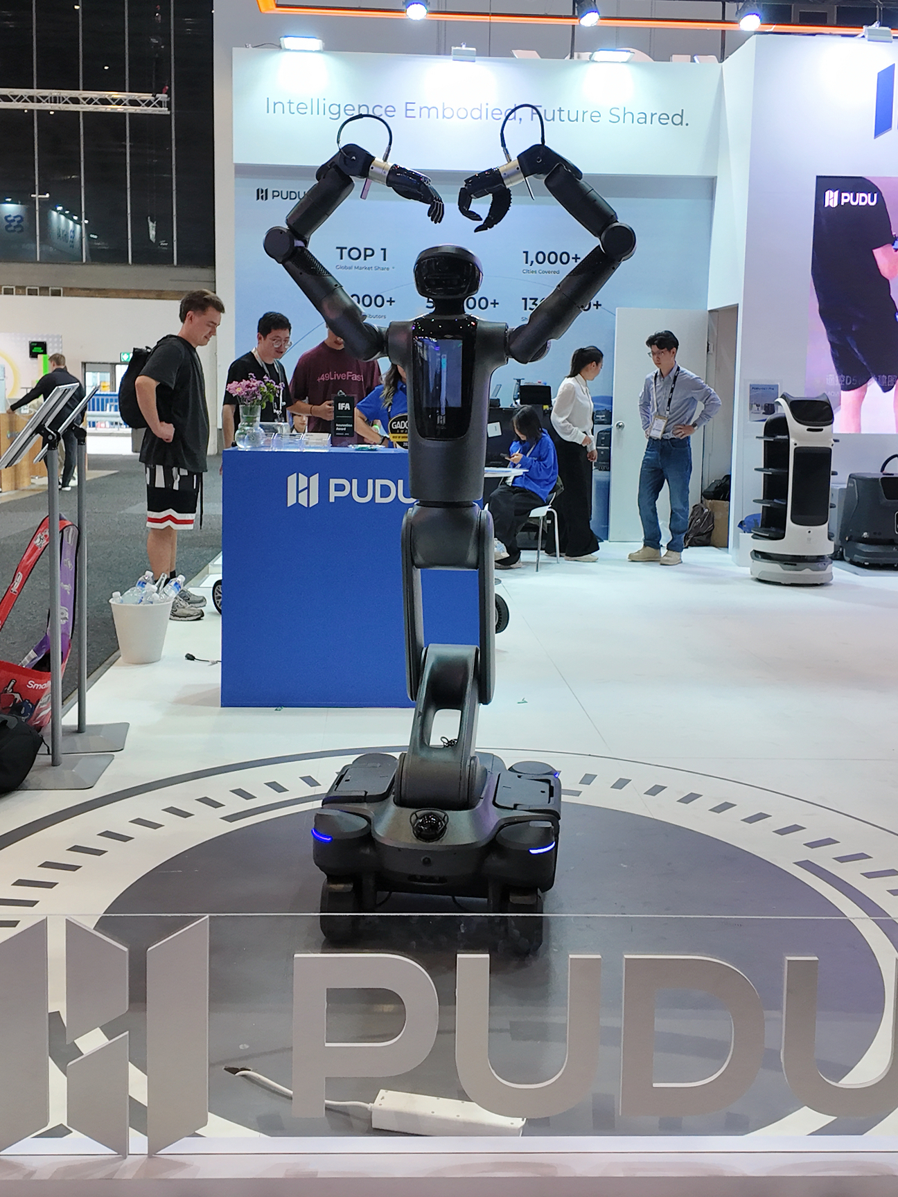 Robot semi-humanoïde PUDU D7 présenté à l’IFA 2026