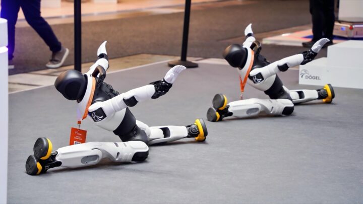 Robots humanoïdes AGIBOT présentés sur le stand de l’IFA 2026