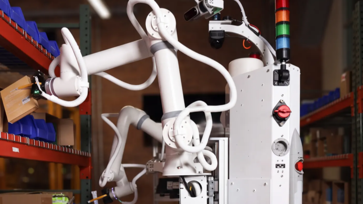 Robot Sonny de Tutor Intelligence devant des rayonnages d’entrepôt