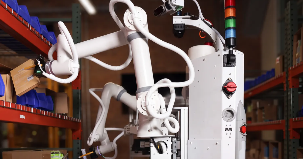 Robot Sonny de Tutor Intelligence devant des rayonnages d’entrepôt