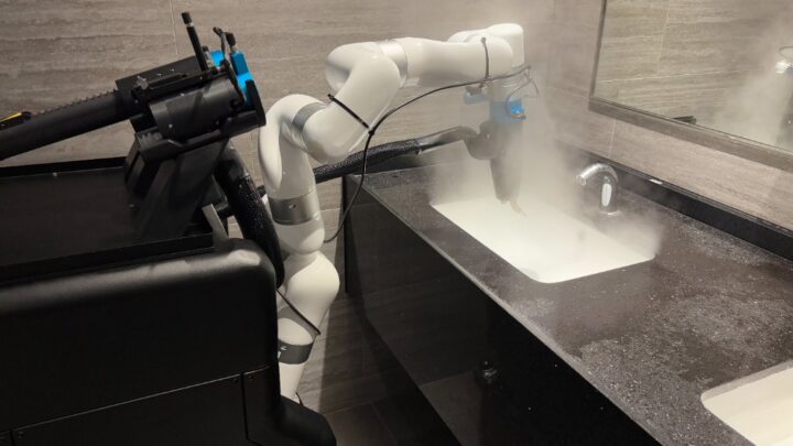 Robot de nettoyage Abluo de Hivebotics utilisant son bras articulé sur un lavabo