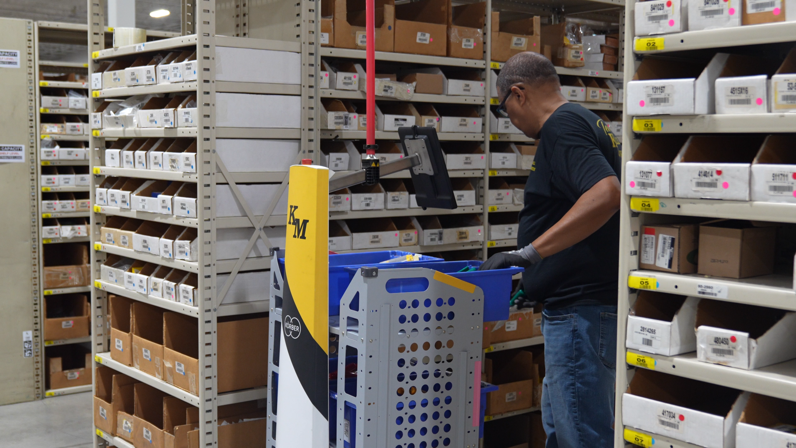 Robot mobile Locus accompagnant un opérateur dans un entrepôt Kimball Midwest