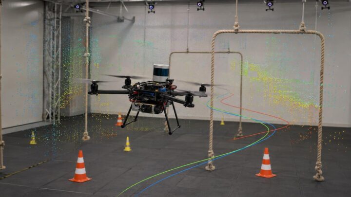 Drone de recherche équipé d’un LiDAR dans une arène intérieure avec visualisation de nuage de points