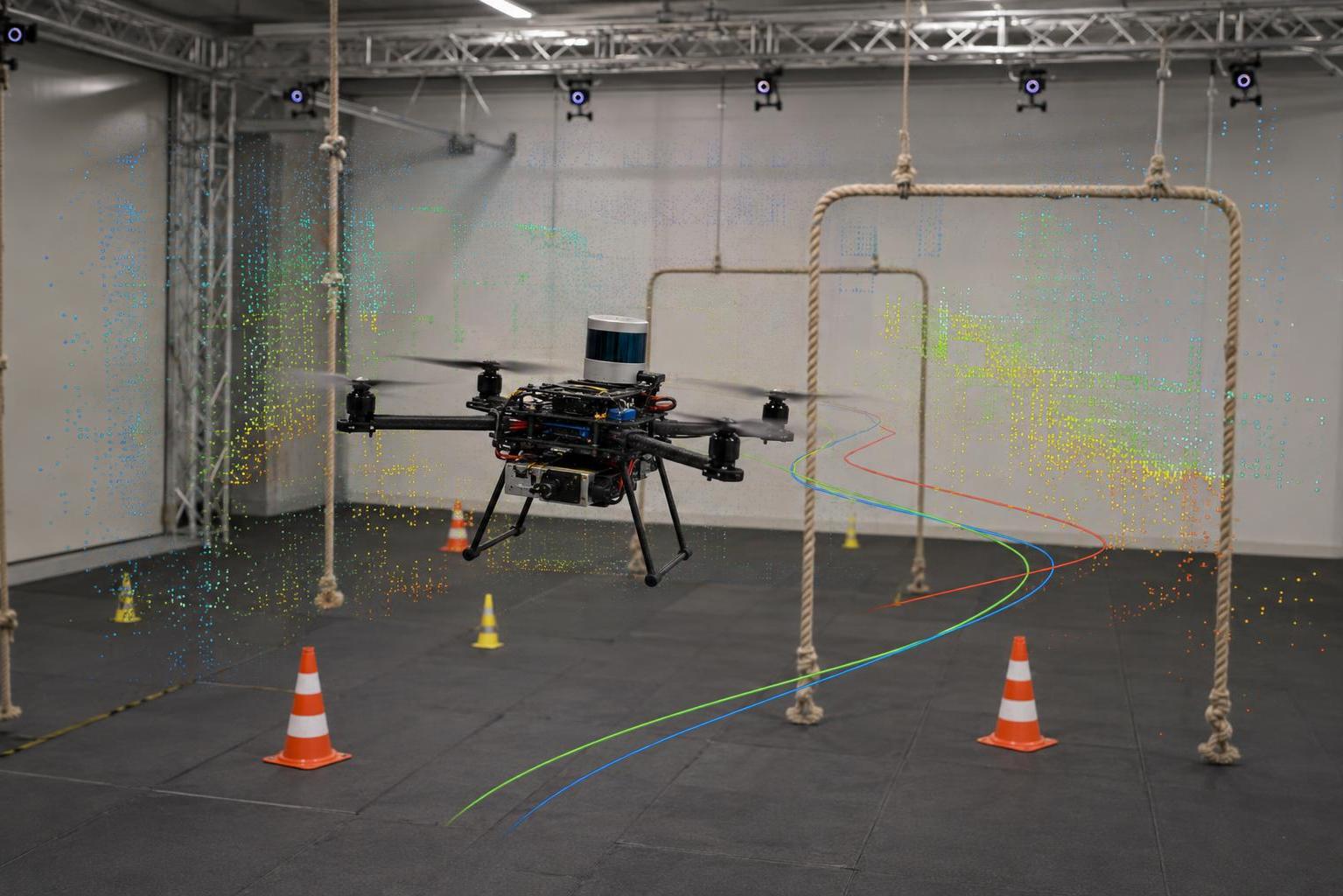 Drone de recherche équipé d’un LiDAR dans une arène intérieure avec visualisation de nuage de points
