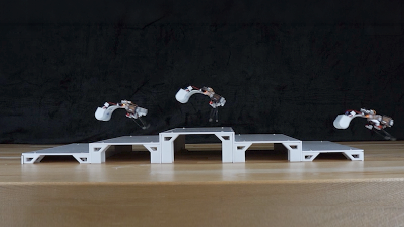 Petit robot de recherche bondissant sur des marches grâce à des tiges élastiques