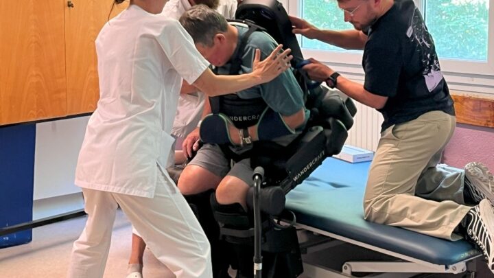 Un patient utilise l’exosquelette Wandercraft avec l’équipe de rééducation de l’hôpital Flaubert