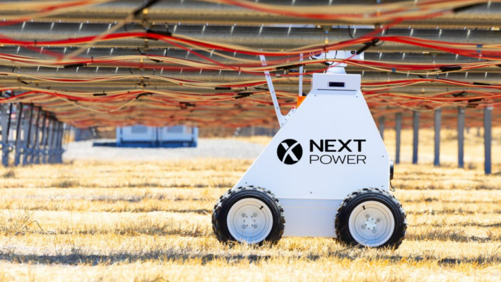 Robot autonome Nextpower Ranger circulant sous les panneaux d’une ferme solaire