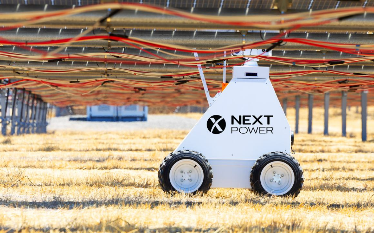 Robot autonome Nextpower Ranger circulant sous les panneaux d’une ferme solaire
