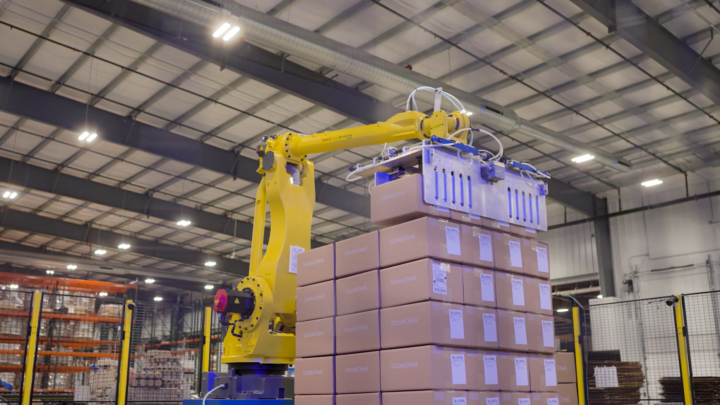 Robot FANUC M-410 palettisant des cartons chez Goose Creek Candle