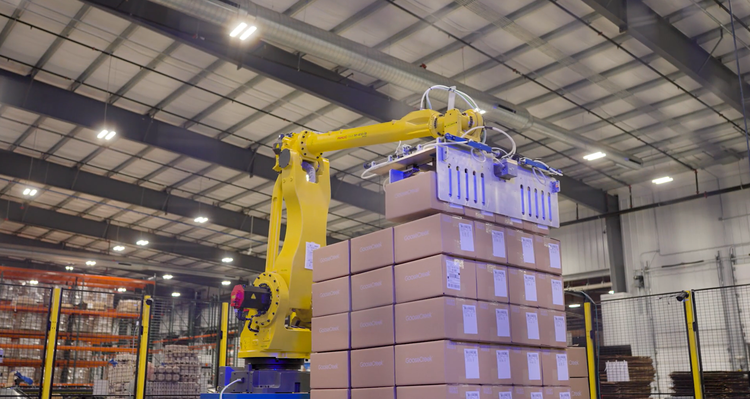 Robot FANUC M-410 palettisant des cartons chez Goose Creek Candle