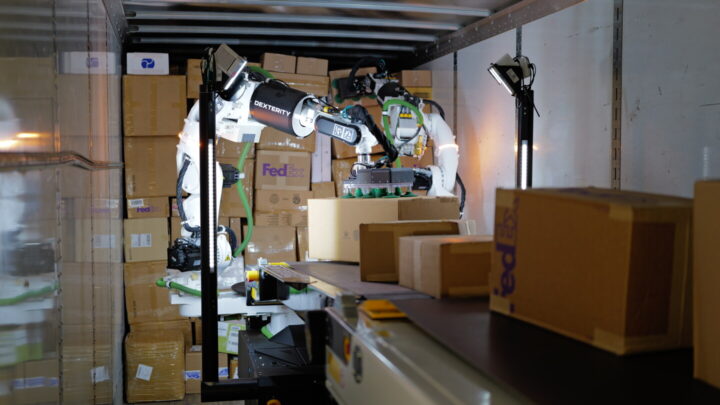 Robot Mech de Dexterity chargeant des colis dans une remorque FedEx