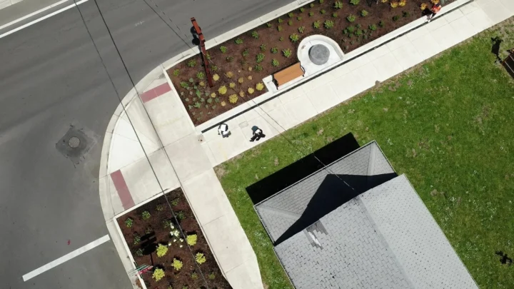 Robot Daxbot circulant sur un trottoir pour en mesurer l’accessibilité
