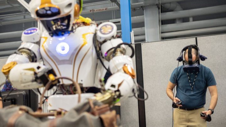 Robot humanoïde Valkyrie de la NASA manipulant un sac sous contrôle humain