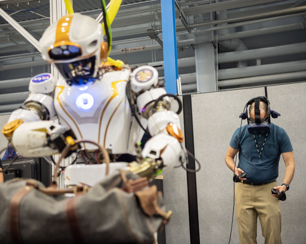 Robot humanoïde Valkyrie de la NASA manipulant un sac sous contrôle humain