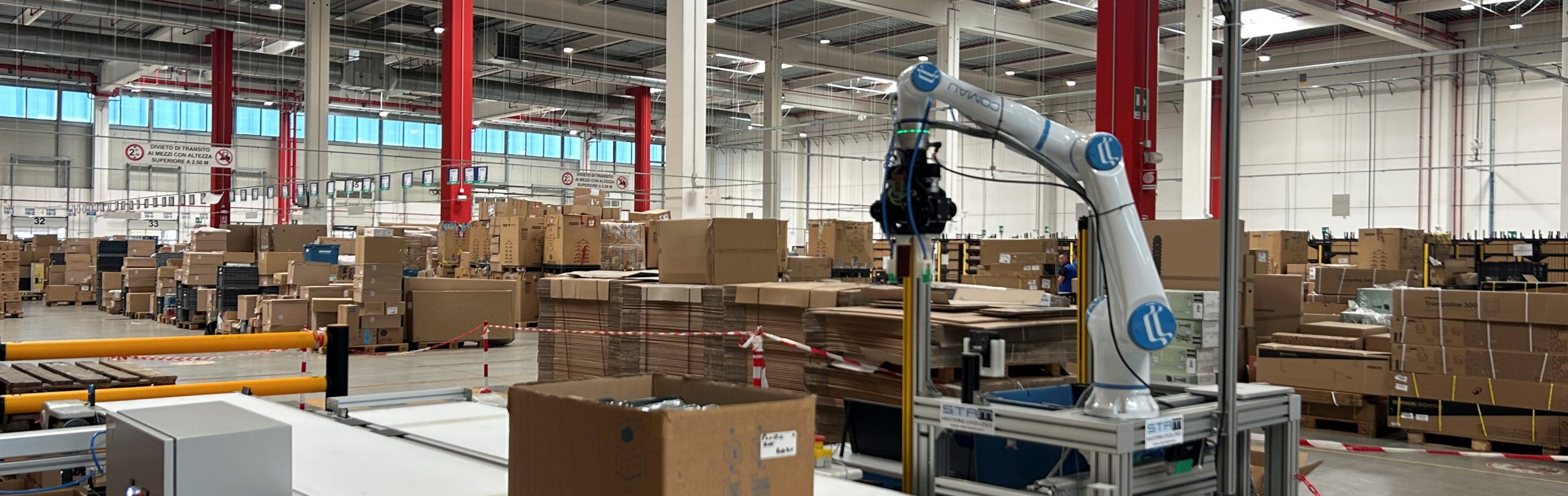 Cobot Comau MyCo manipulant des produits dans le démonstrateur logistique MASTERLY