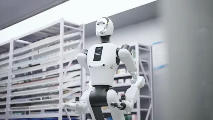 Robot Galbot G1 devant des rayonnages dans une pharmacie automatisée