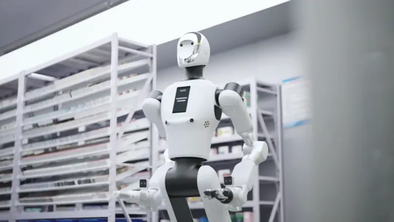 Robot Galbot G1 devant des rayonnages dans une pharmacie automatisée