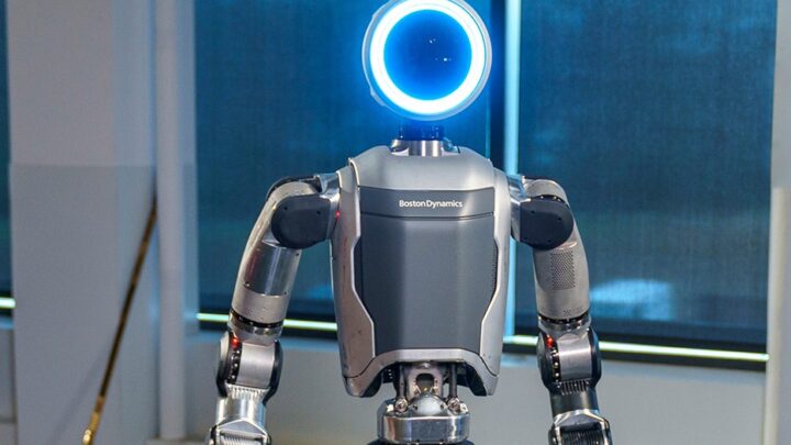 Le robot humanoïde industriel Atlas de Boston Dynamics sur fond bleu