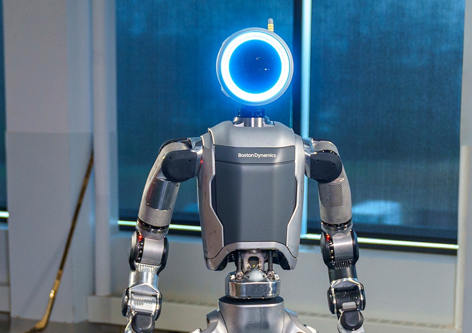 Le robot humanoïde industriel Atlas de Boston Dynamics sur fond bleu