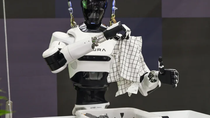 Robot humanoïde utilisant ses mains pour plier du linge lors d’un apprentissage de tâche domestique