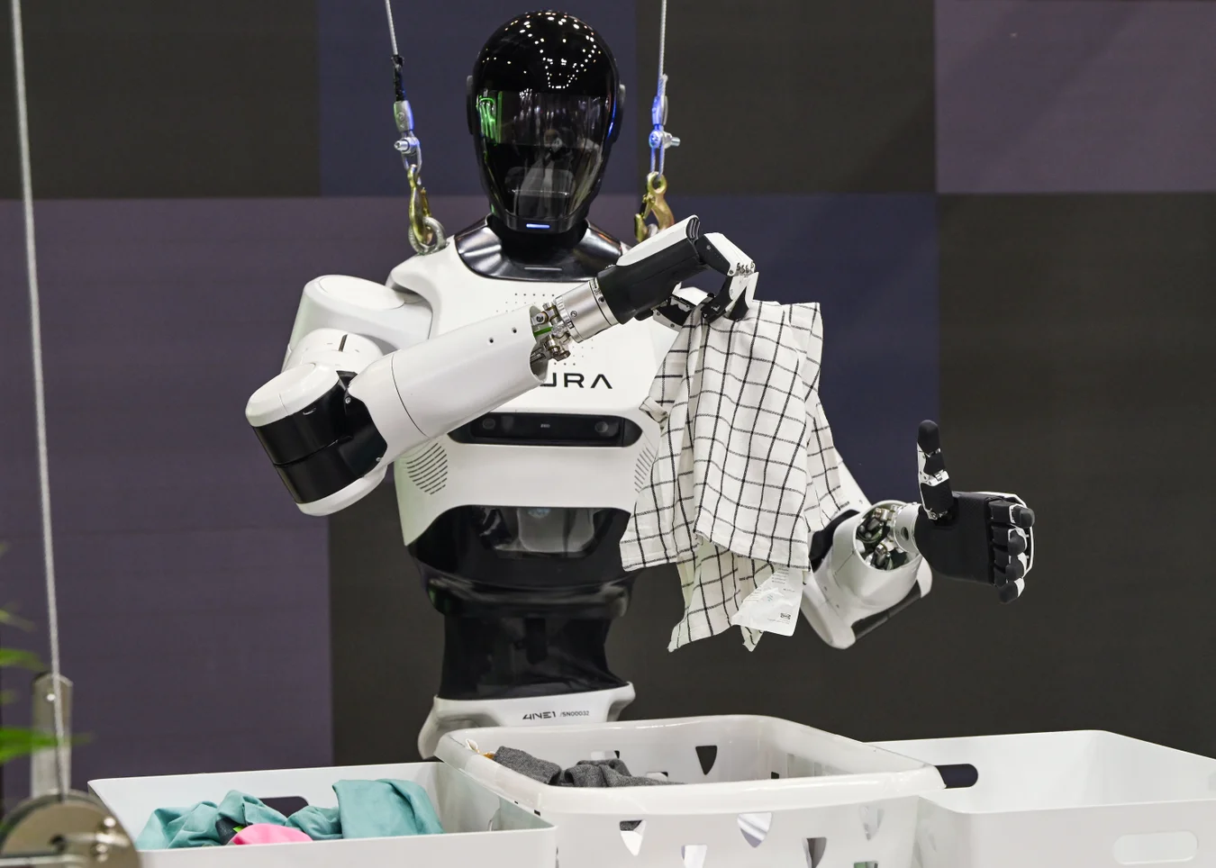 Robot humanoïde utilisant ses mains pour plier du linge lors d’un apprentissage de tâche domestique