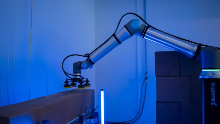 Cellule de palettisation PE20 de Robotiq manipulant des cartons