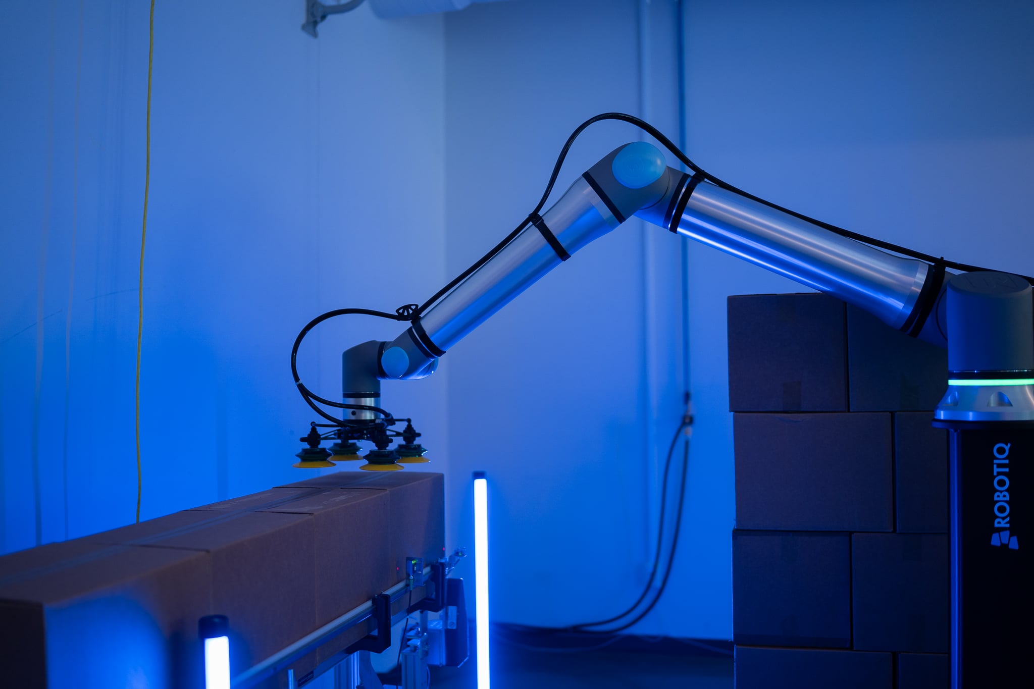 Cellule de palettisation PE20 de Robotiq manipulant des cartons