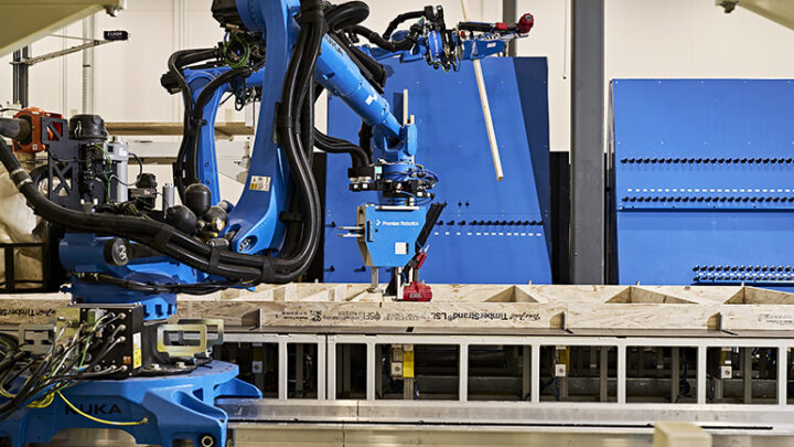 Bras robotisé assemblant un élément de maison dans une usine Promise Robotics