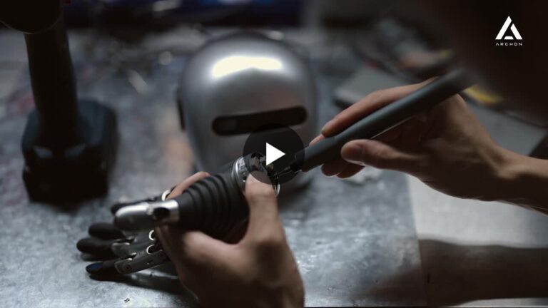 Archon Robotics montre son système de contrôle corporel sur trois humanoïdes